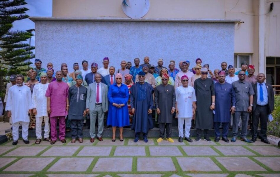 ayedatiwa with pensioners